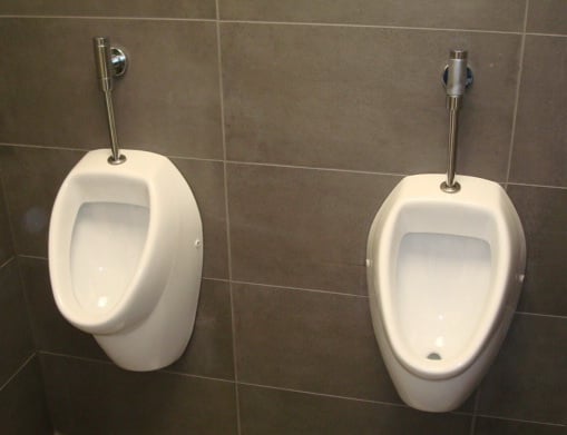 Zwei Urinale